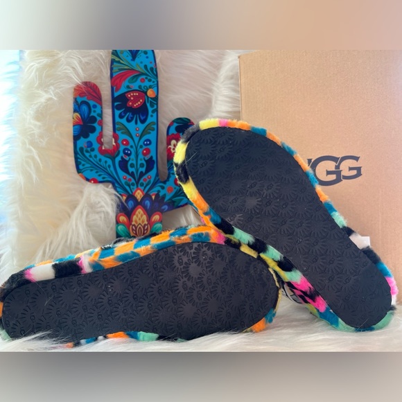 UGG Kids Fluff Yeah Slides- Size 5 (kids) or 7- 7 1/2 (womens)- Checks - Picture 3 of 4